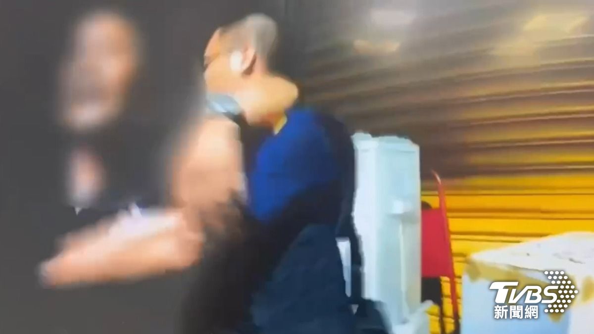 曾姓男子發酒瘋，不斷地對警員咆哮辱罵，最後慘被警方壓制。（圖／TVBS）
