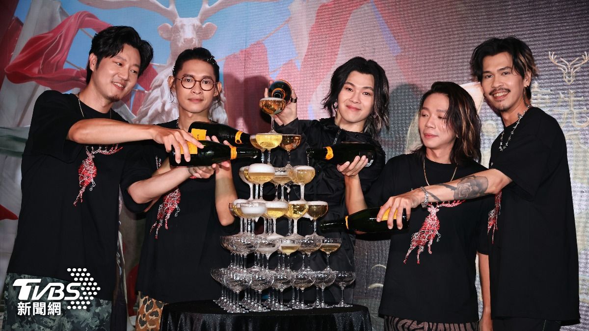 逸凡(左起)、喆安、聖皓、以諾和小B演唱會後開心慶功。(圖/張哲鳴攝)