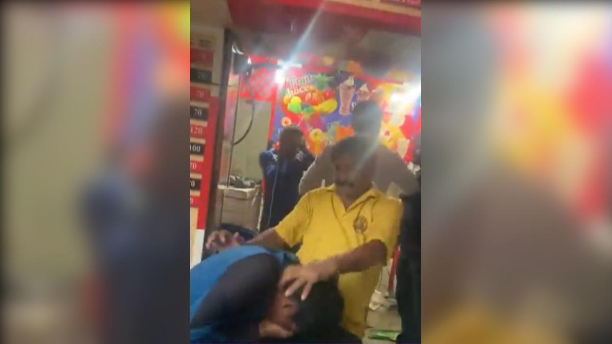 果汁店老闆的行為被顧客發現後慘遭圍毆。（圖／翻攝自X@SachinGuptaUP）