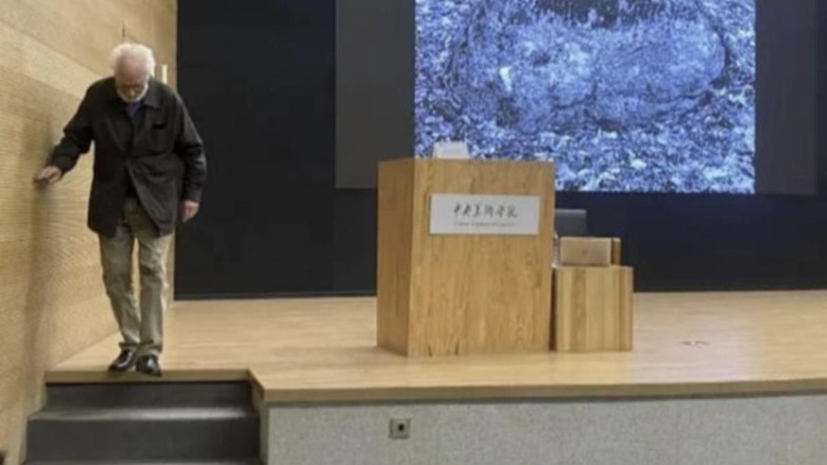 美國攝影大師走下講台回到觀眾席。(圖/翻攝自網路)