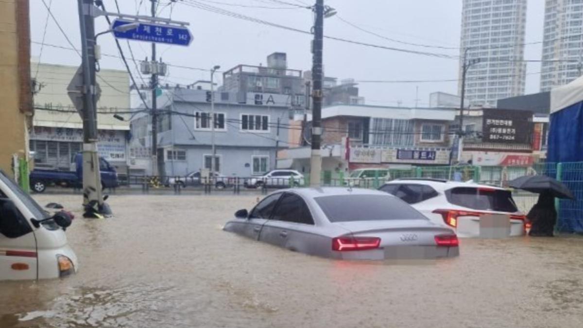 暴雨導致韓國多地淹水。（圖／翻攝自X@envybody1）