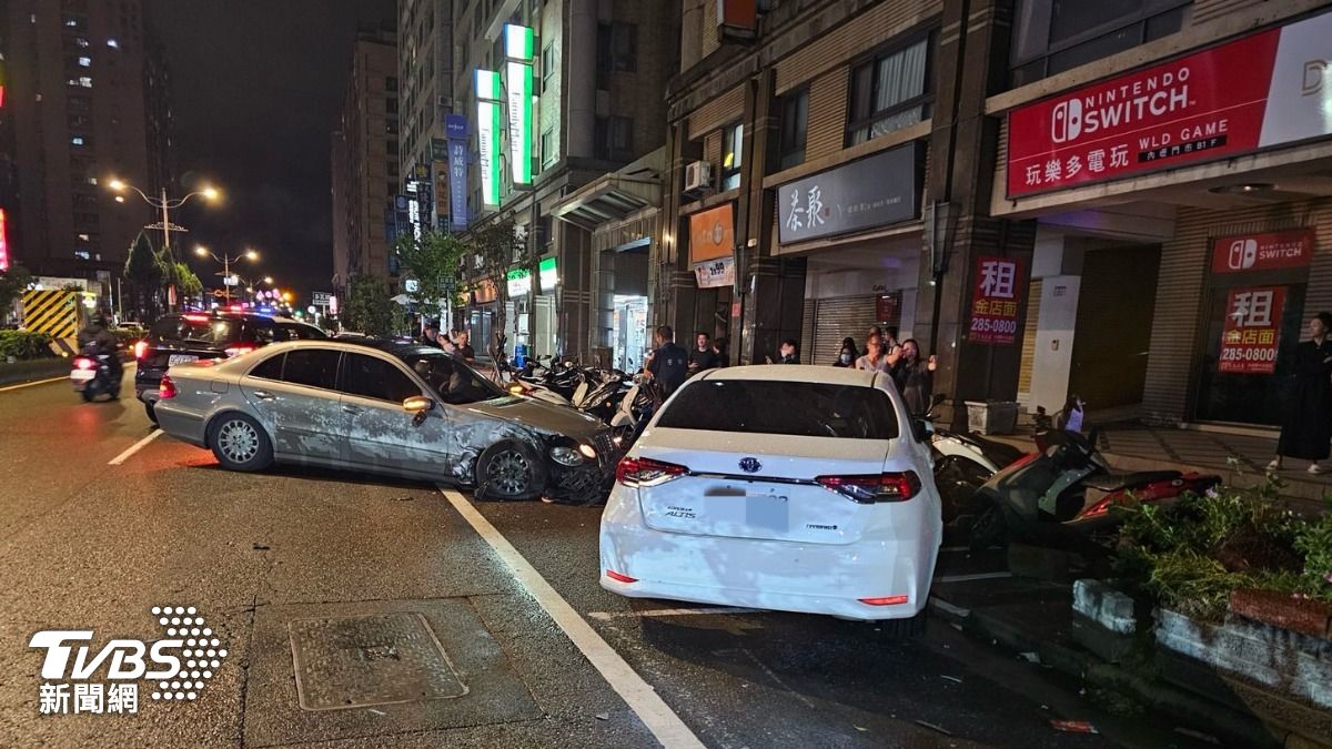 4輛小客車、7輛機車慘被波及。(圖/TVBS)