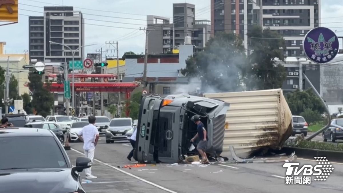有片／疑車速過快！新竹聯結車翻覆「橫掃燈桿」　駕駛卡車內搶救中