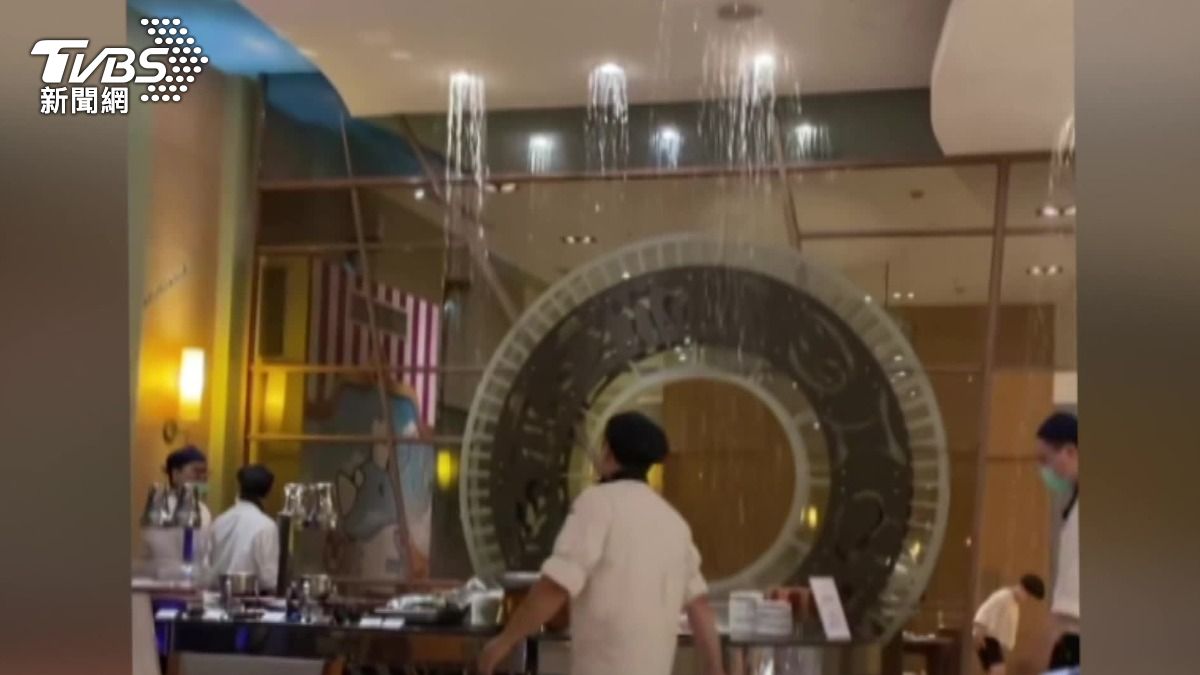 大雨炸高雄!義大皇家酒店漏水 吃自助餐變「流水席」