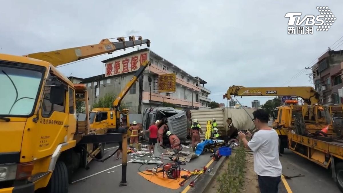 警消花費約1小時協助駕駛脫困。（圖／TVBS）