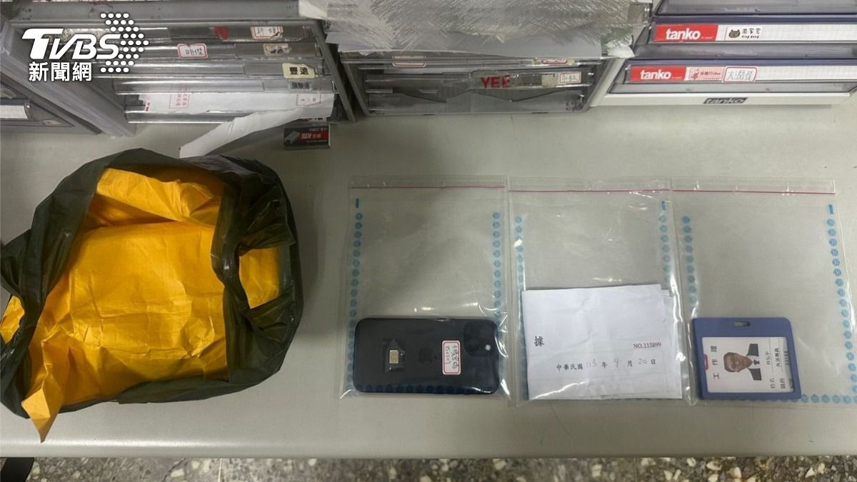 警方查扣假工作證、收據等證物。(圖/TVBS)
