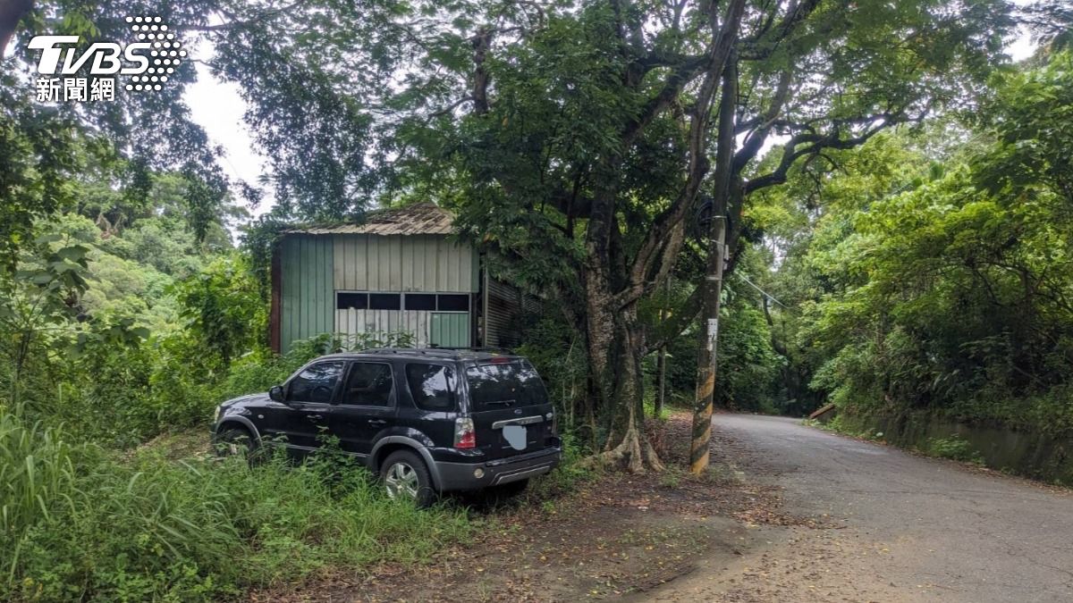詭停大坑山雜草堆!他好奇查看目睹悲劇 男倒臥車內現屍斑