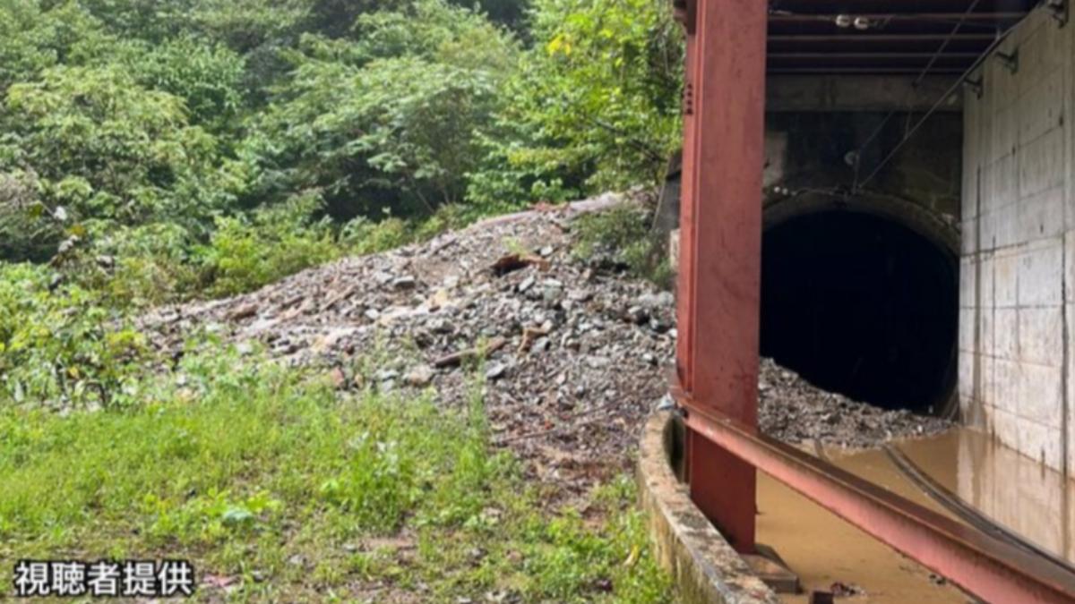 大量土石湧隧道！日本黑部峽谷觀光列車緊急停駛　60人受困