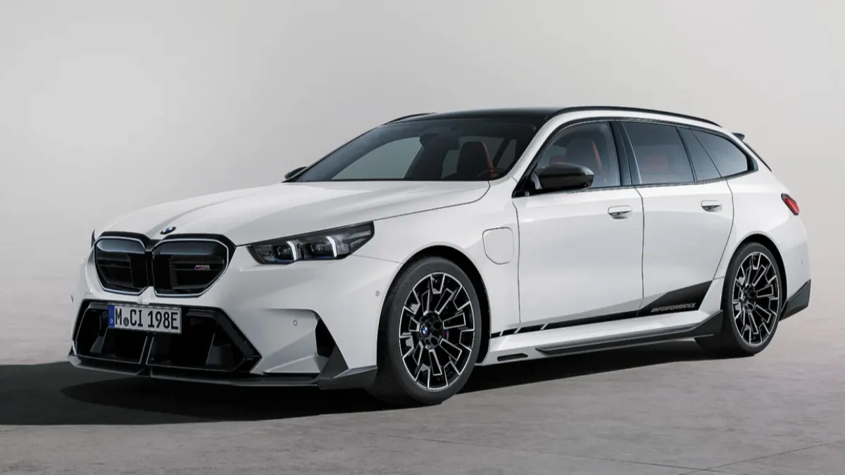 M5 Touring的M Performance套件包含專屬車貼以及空力側裙。(圖/BMW提供)