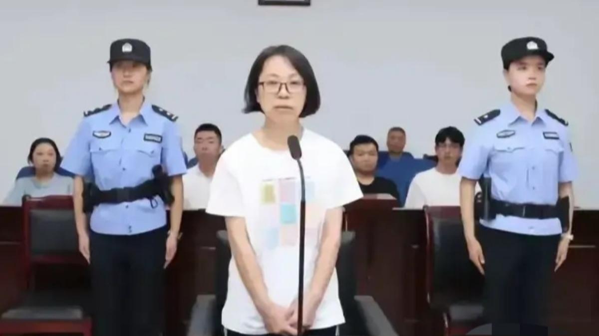 鍾在任職期間，常以加班和出差為藉口，與58名男性下屬職員發生眾多婚外情以及性關係，網路上甚至流傳疑似是她的床戰影片。（圖／擷取自微博）