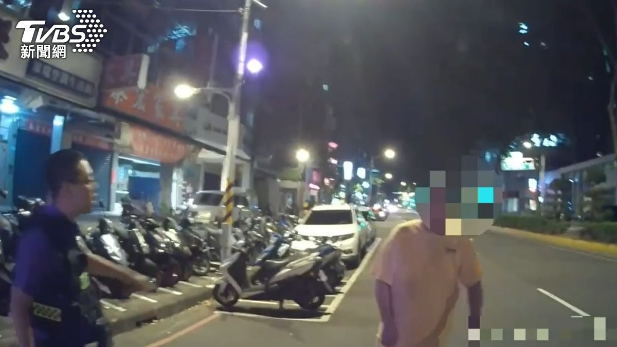 走失恐出意外！腦傷男柱枴杖險遭來車撞 　暖警關懷助返家
