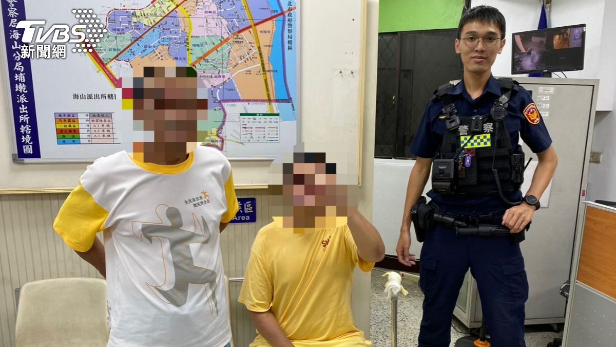 埔墘派出所警員協助行動不便的李男返家。(圖/TVBS)