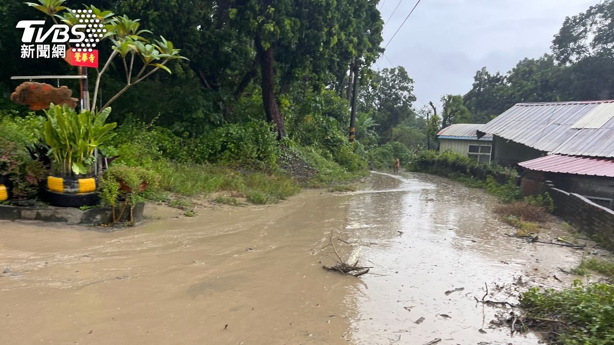 快訊/雨彈開炸!高雄六龜爆發土石泥流 3戶17居民急撤離