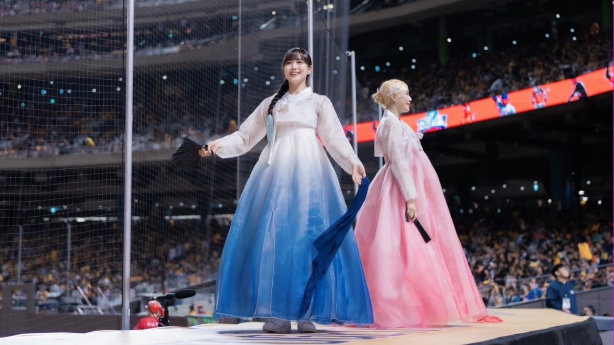 周思齊引退賽嬌點!邊荷律、李丹妃「首穿韓服應援」美翻