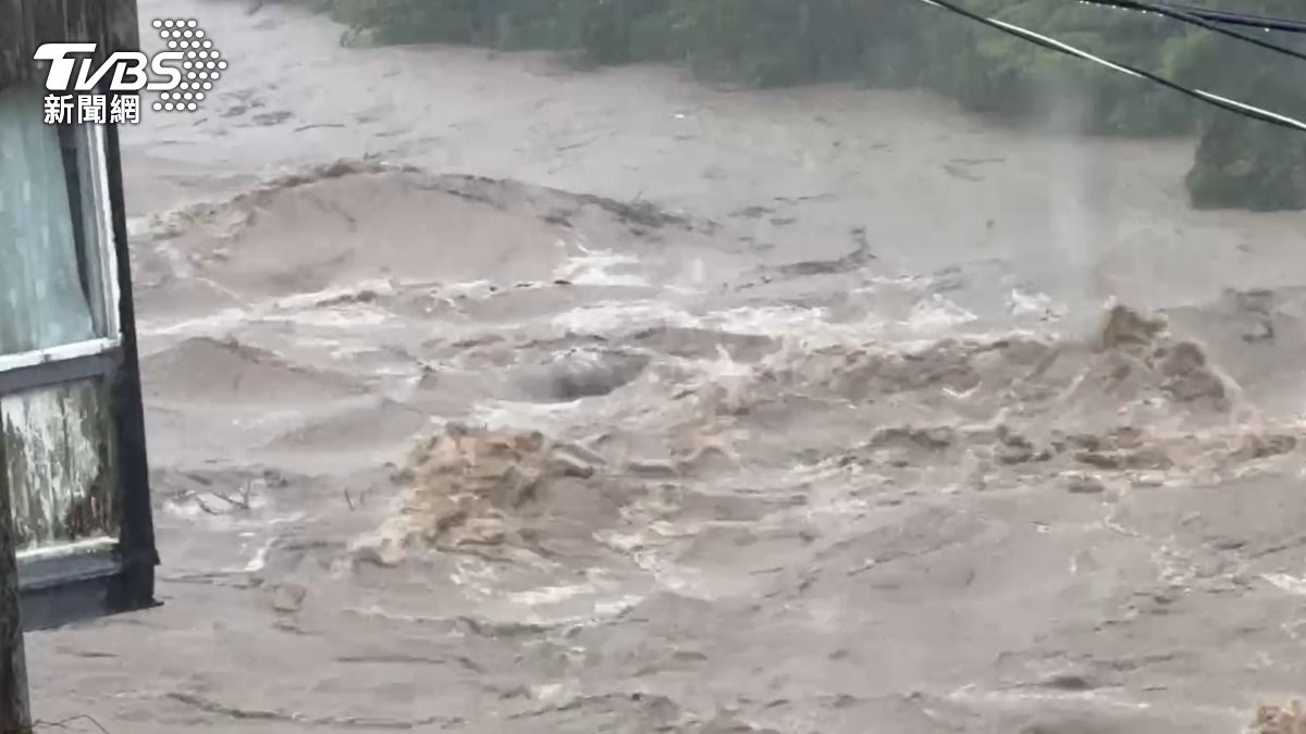 基隆河上游混濁如泥水。(圖/民眾提供)