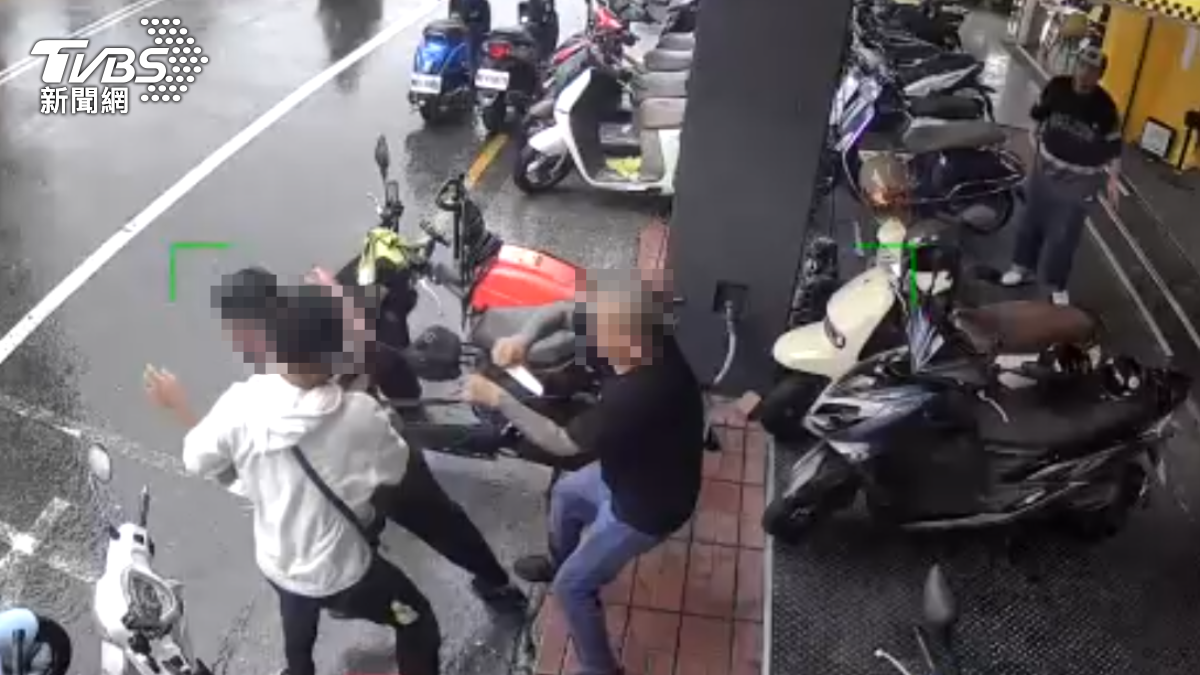 台南持刀搶劫!光頭男假攀談 花臂猛勒脖亮刀追砍移工