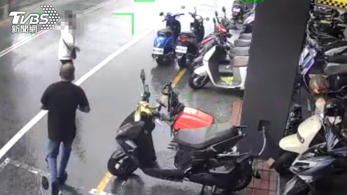 光頭男得手後還試圖繼續追砍。(圖/民眾提供)