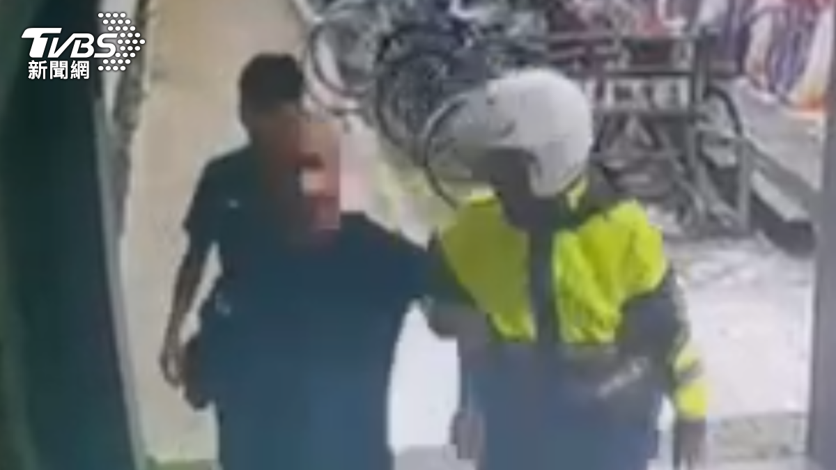 光頭男遭到警方火速逮捕。(圖/TVBS)