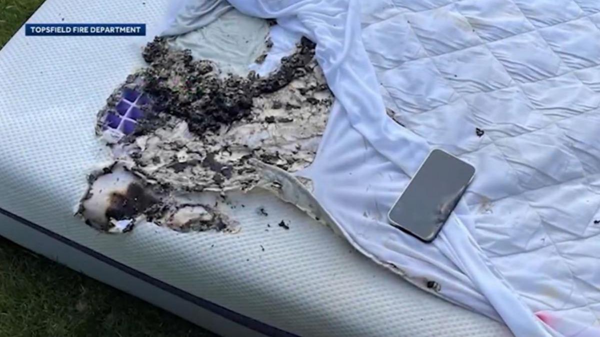 iPhone充電傳怪聲！下秒行動電源爆炸　火舌噴出燒手臂