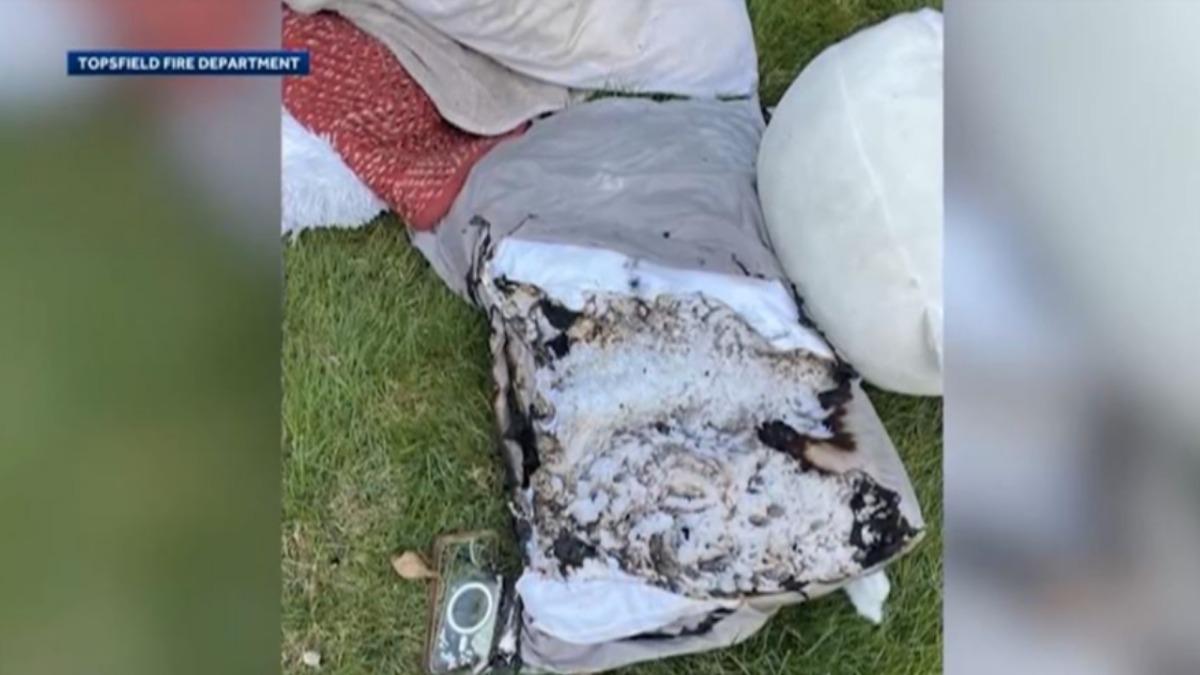 行動電源「砰」的一聲爆炸!火舌迅速竄出,燒掉周圍家具。(圖/擷取自kxii.com)