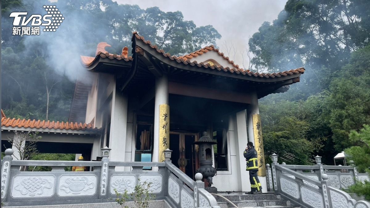 疑似燭台起火。(圖/TVBS)