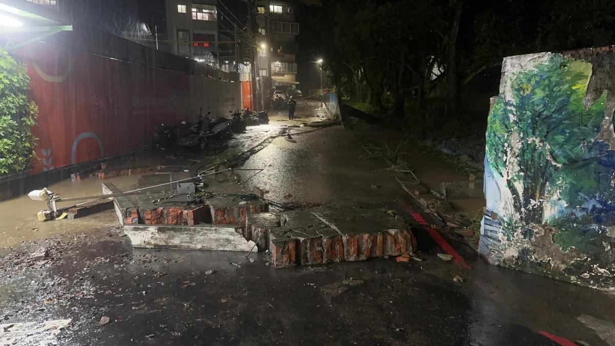大雨猛炸!新北汐止驚見「圍牆倒塌」 多輛機車衰遭波及