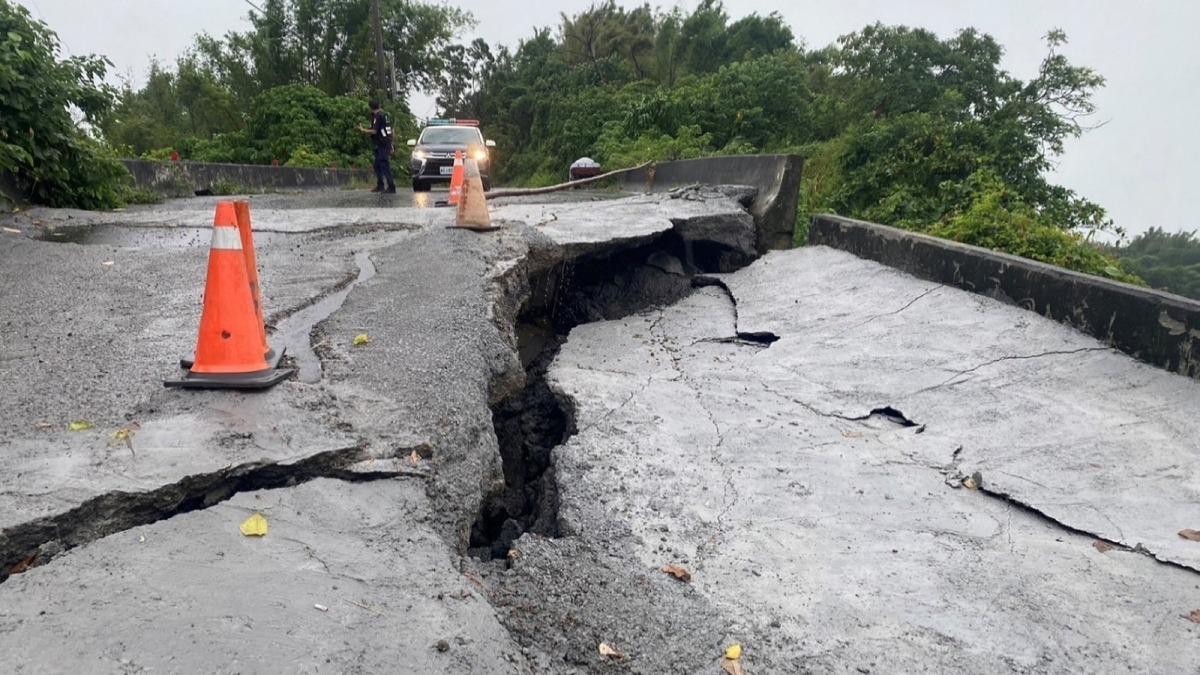 劇烈降雨掏空路基!台南官田「路面下陷坍塌」交通中斷