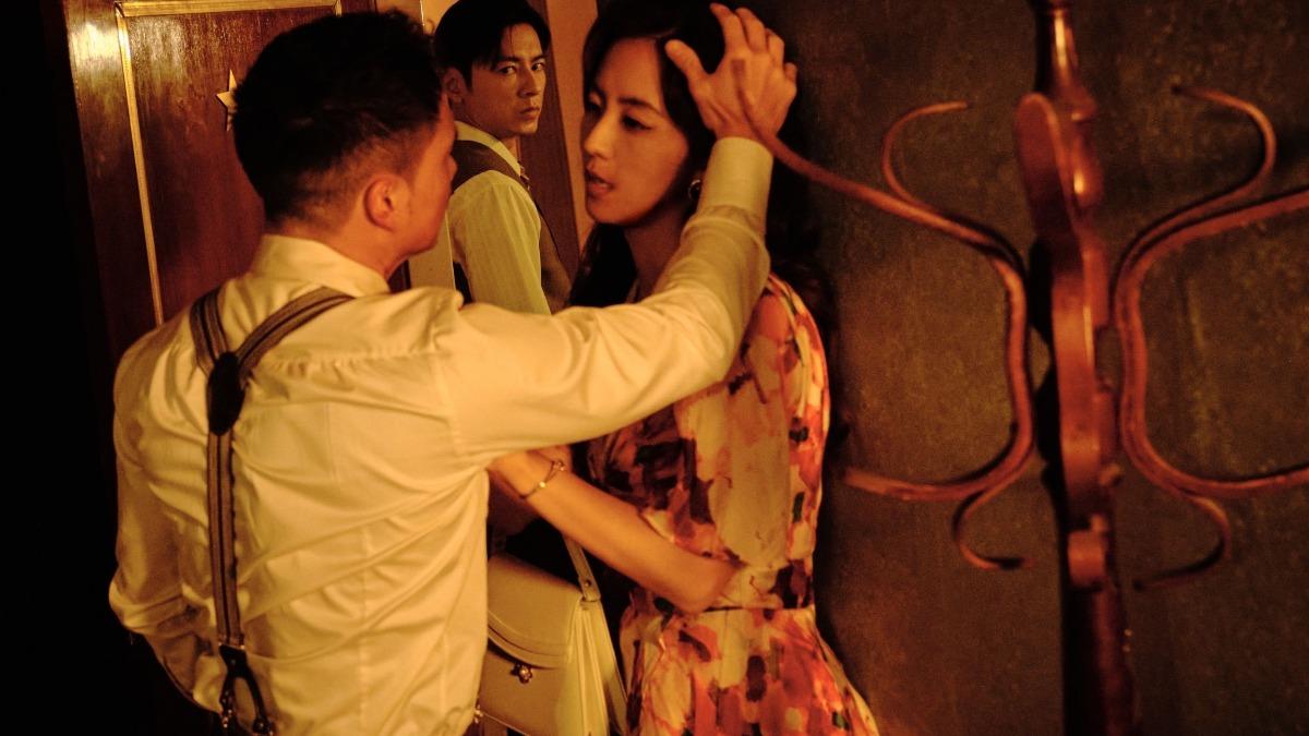 李國毅幫劇中偷情的老婆周曉涵把風。(圖/民視提供)