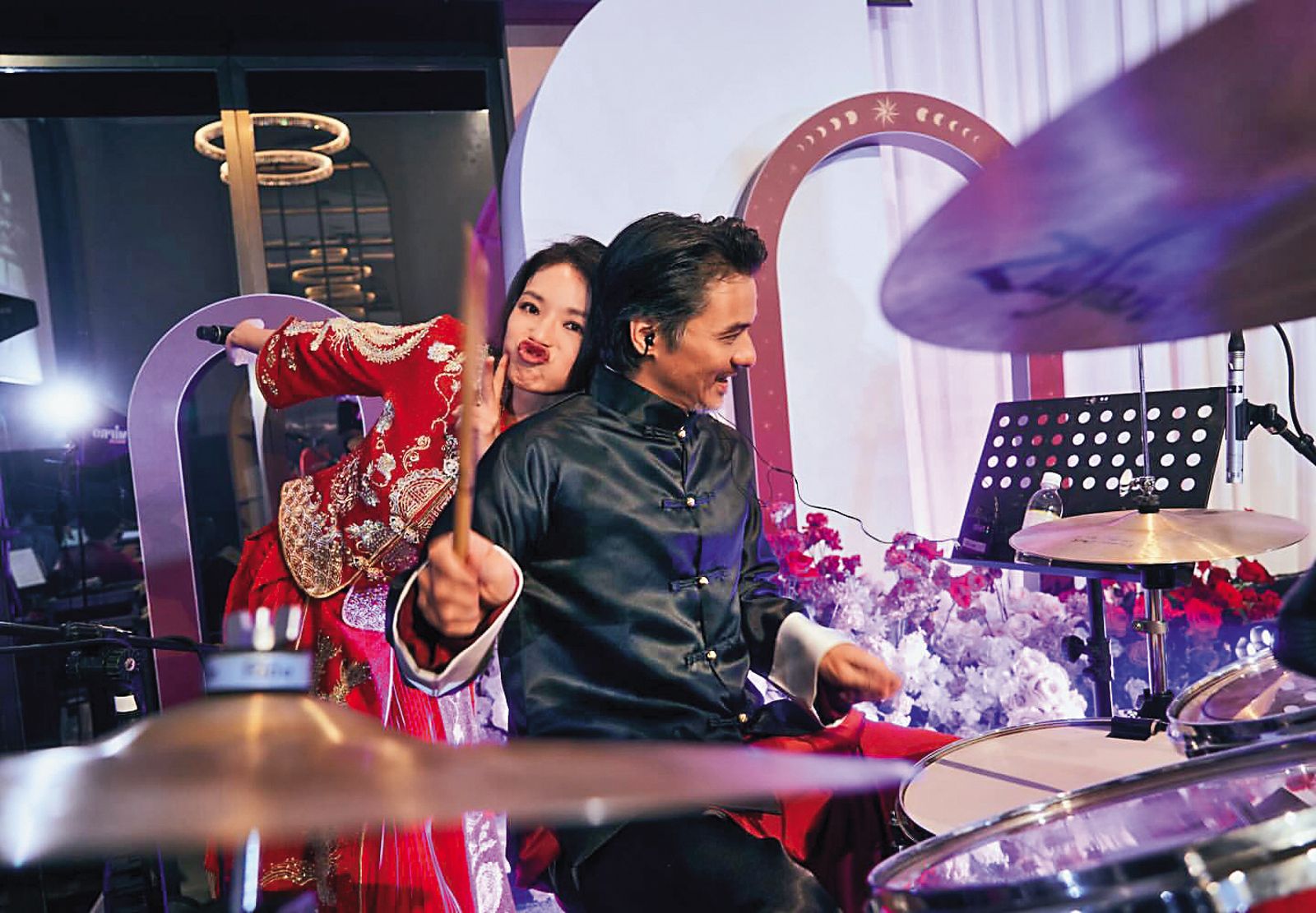 舒淇(左)與馮德倫(右)結婚8年來,不時在社群搞笑秀恩愛,很受粉絲歡迎。(圖/翻攝自舒淇IG)