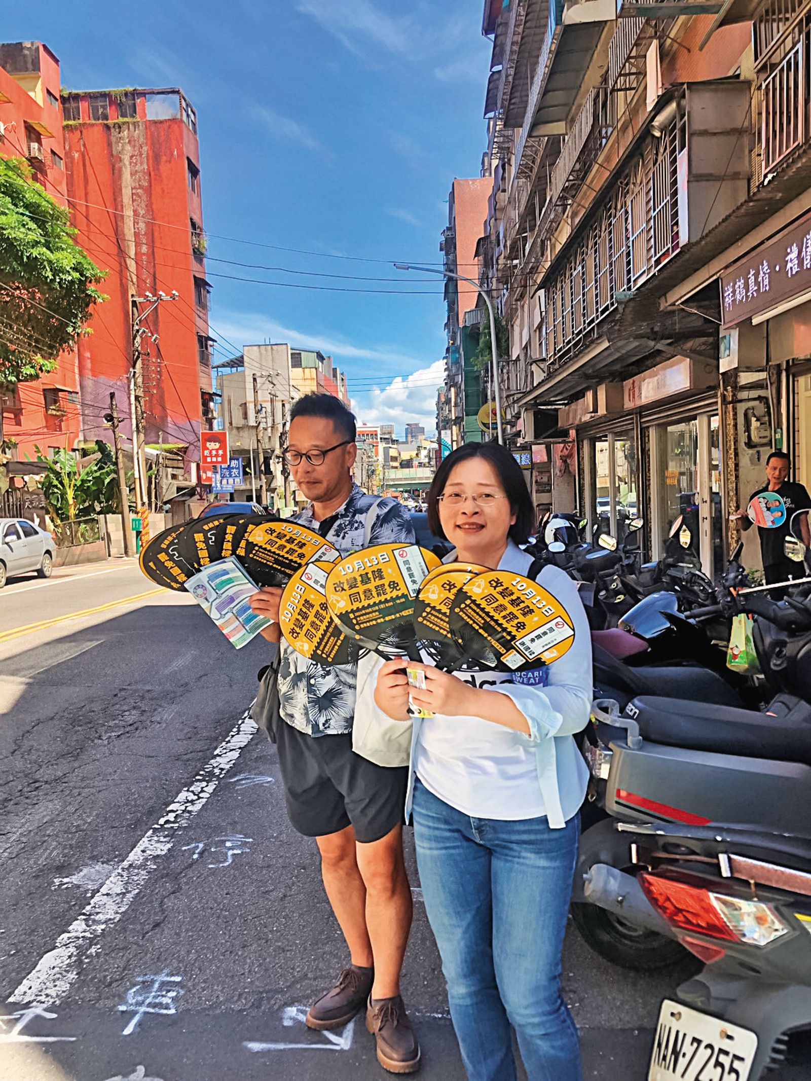 拆樑志工採徒步發送文宣品方式,說明罷免訴求。(圖/翻攝自山海公民拆樑行動臉書)