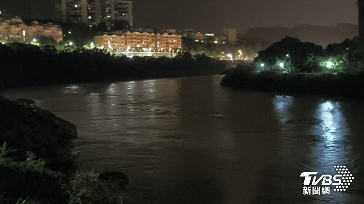 汐止暴雨！基隆河「水位快滿畫面曝」在地人嚇壞　運動場慘成汪洋
