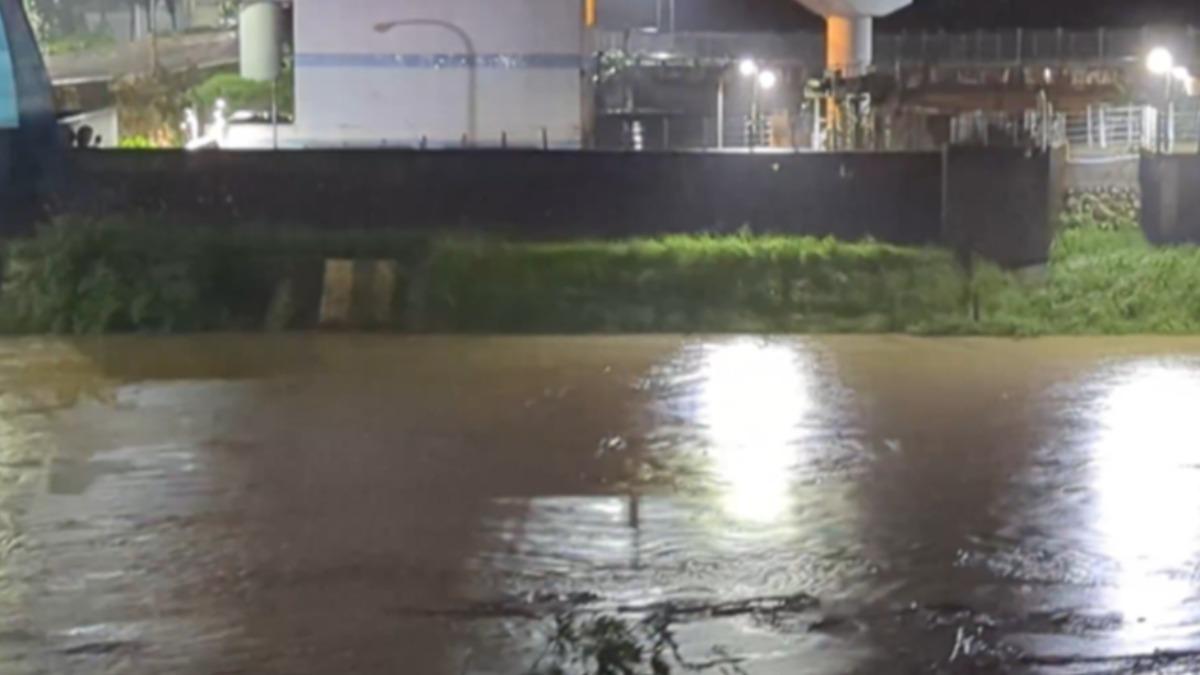 大雨造成基隆河水位上漲，水位一度逼近河岸。（圖／翻攝汐止集團臉書）