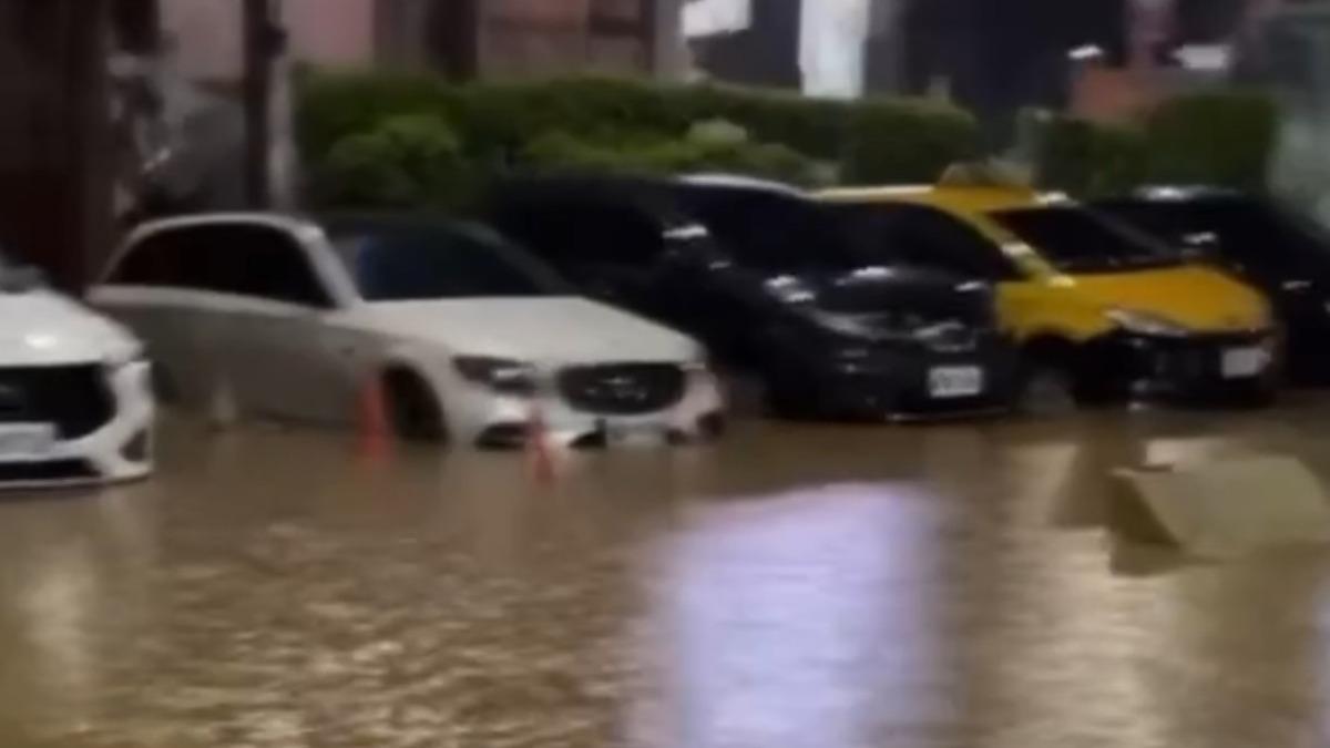 半夜南榮路口多台車泡水。(圖/翻攝自基隆人日常)