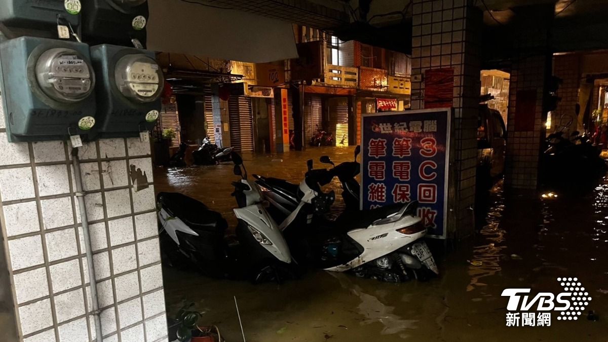 水淹至半個輪胎高。(圖/TVBS)