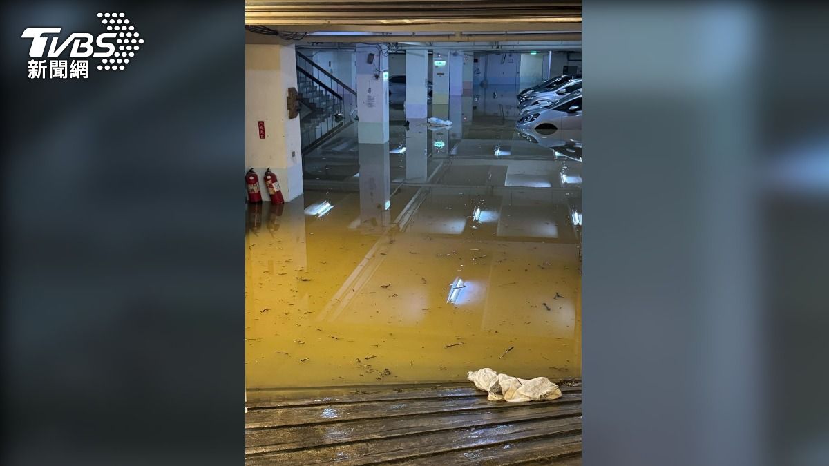 西定市場地下室淹水。(圖/TVBS)