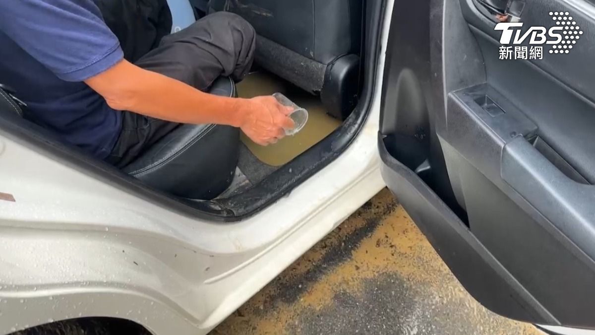 車主今早趕緊先將車內水舀出,表示接下來整台車得拿去重洗。(圖/TVBS)