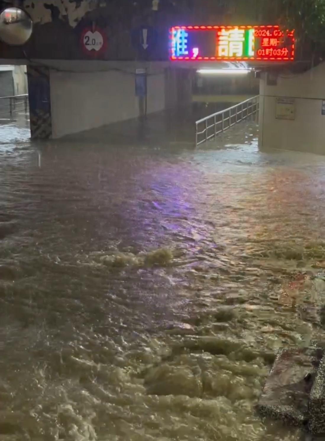 三坑車站前街道也被大雨淹沒。(圖/德厚里里長提供)