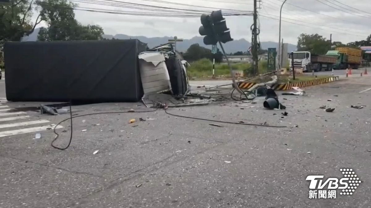 花蓮貨車自撞分隔島！駕駛慘卡車內「左腳斷肢分離」急送醫