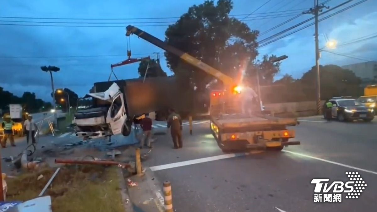警消通知拖吊車前來移除事故車輛。(圖/TVBS)