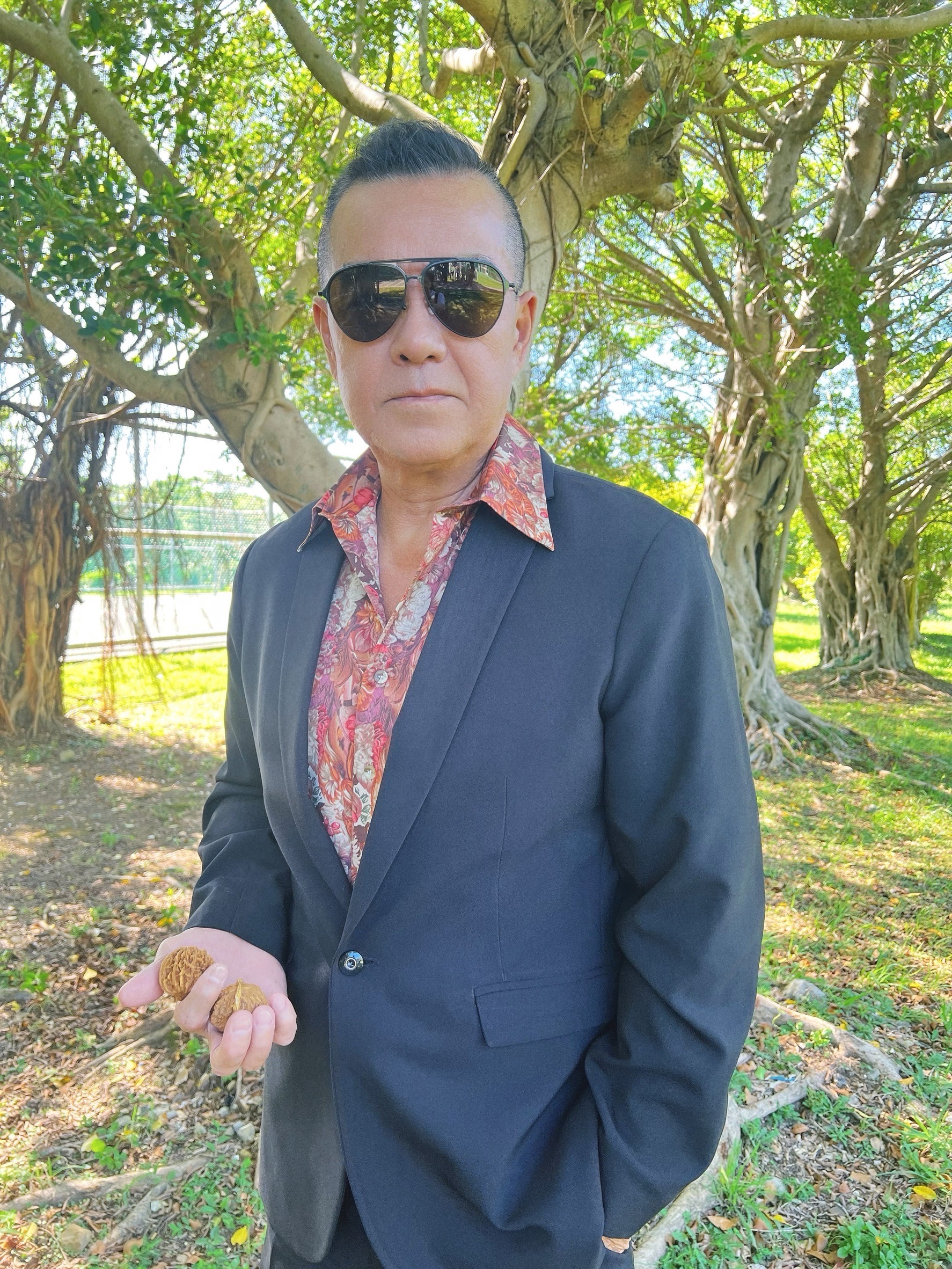 龍天祥自認戴上墨鏡帥過高捷。(圖/民視提供)