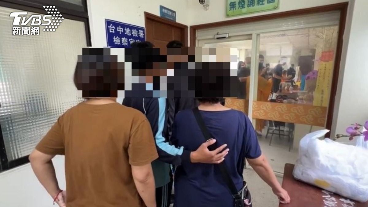 鼻酸!東海女大生弟扶阿嬤殯儀館相驗 生還女同學帶傷到場