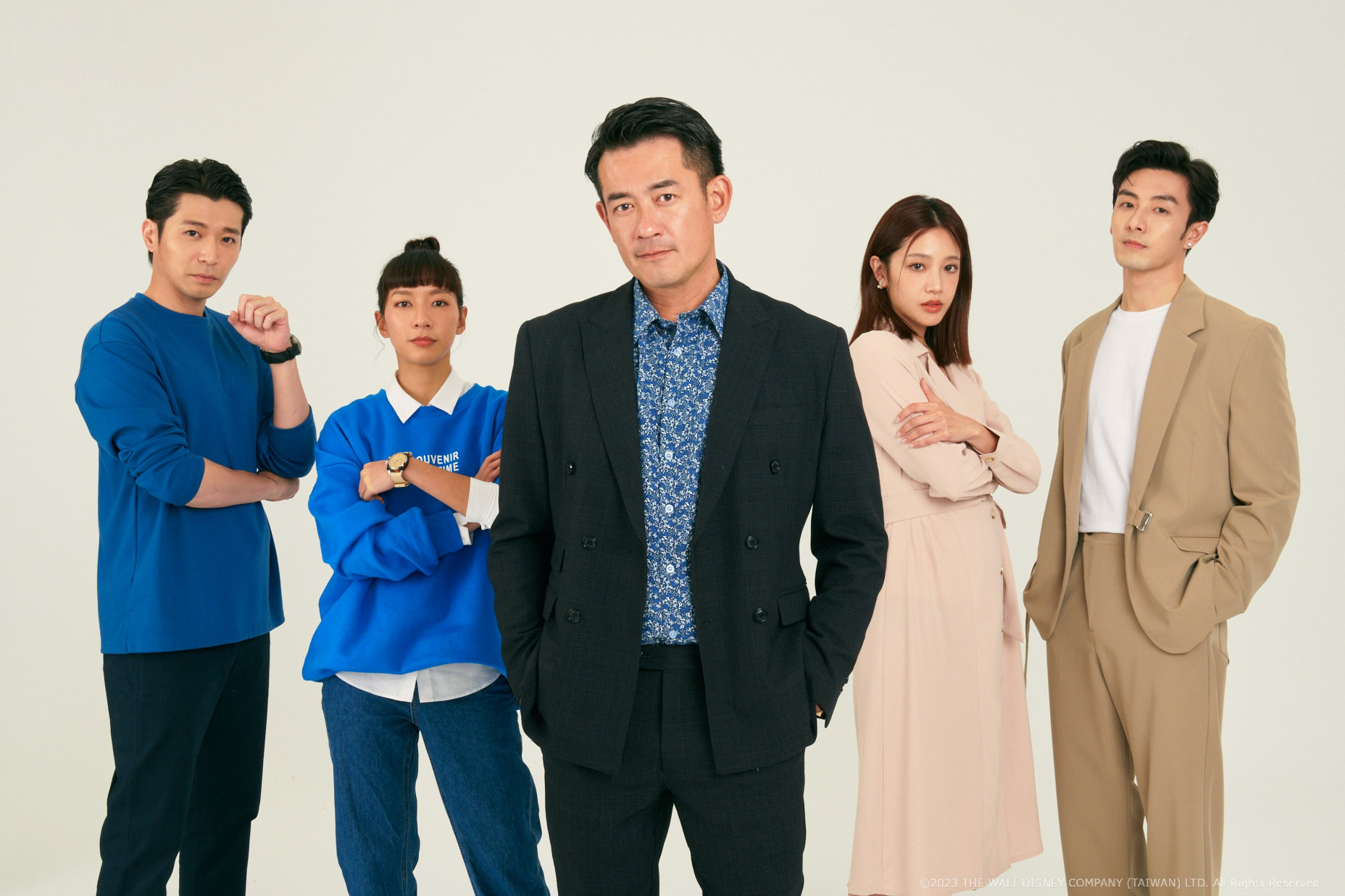 左起侯彥西、陳妤、柯叔元、黃薇渟、管麟拍完戲感情如同一家人。(圖/中視提供)