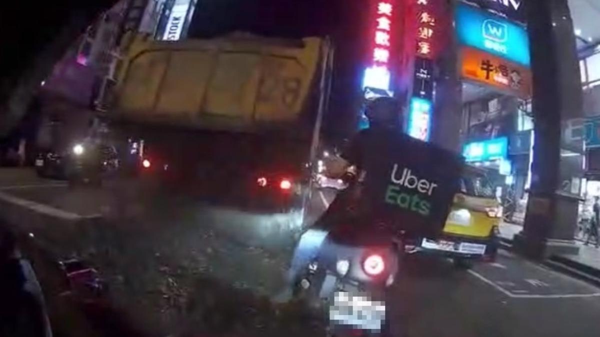 餐點正在路上...前方砂石車突「卸貨」 外送員險被活埋傻眼