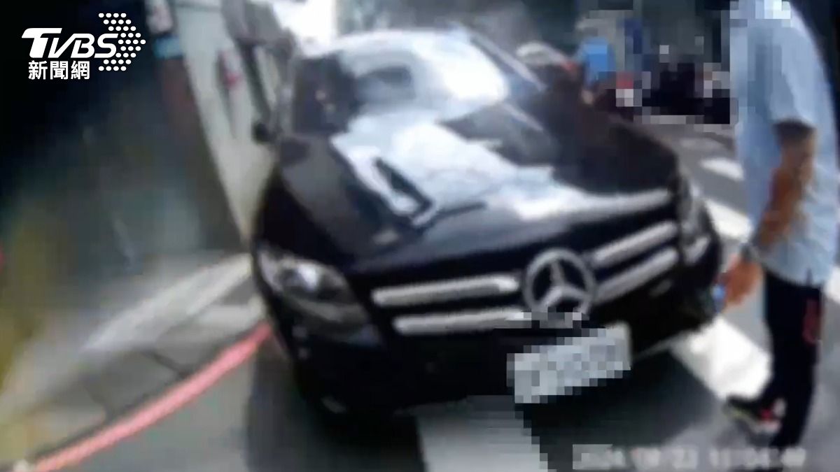 警方攔截逮捕涉案的陳男。(圖/TVBS)
