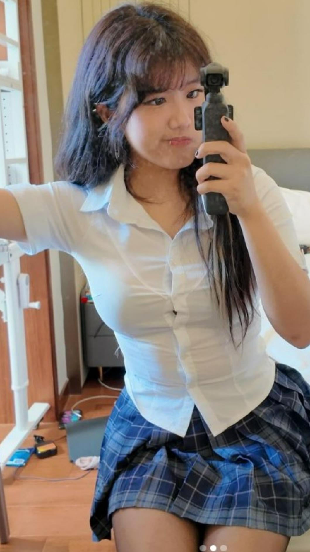 梧桐妹換上制服性感爆表。(圖/翻攝自梧桐妹IG)