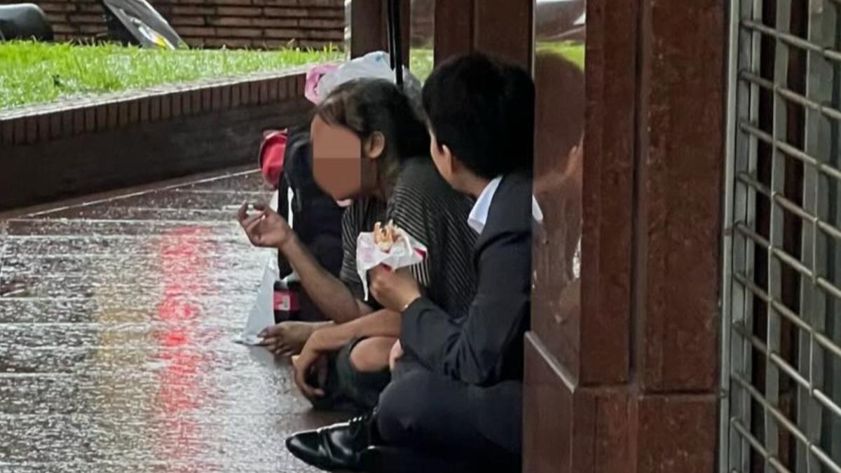 暴雨台北仍有太陽！他穿西裝坐地「把午餐分給街友」　2人說笑萬人溫暖