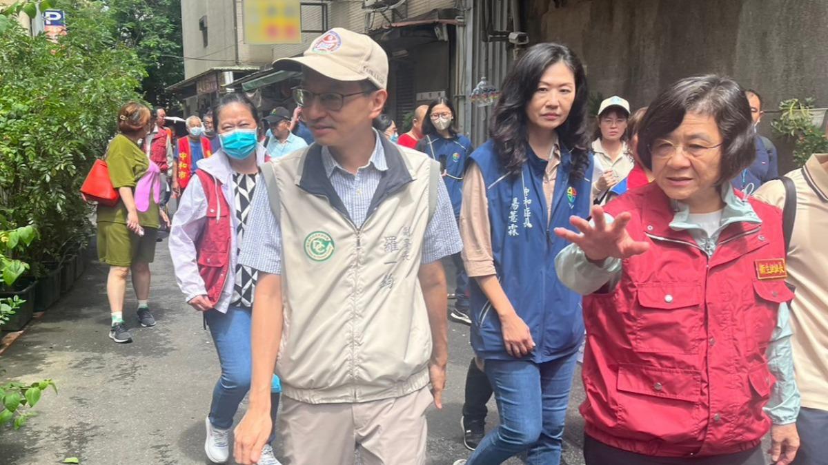 疾管署副署長羅一鈞率同仁偕新北市政府衛生局長陳潤秋視察興南里、三介廟及天山公園疫情風險區防治現況。(圖／疾管署提供）