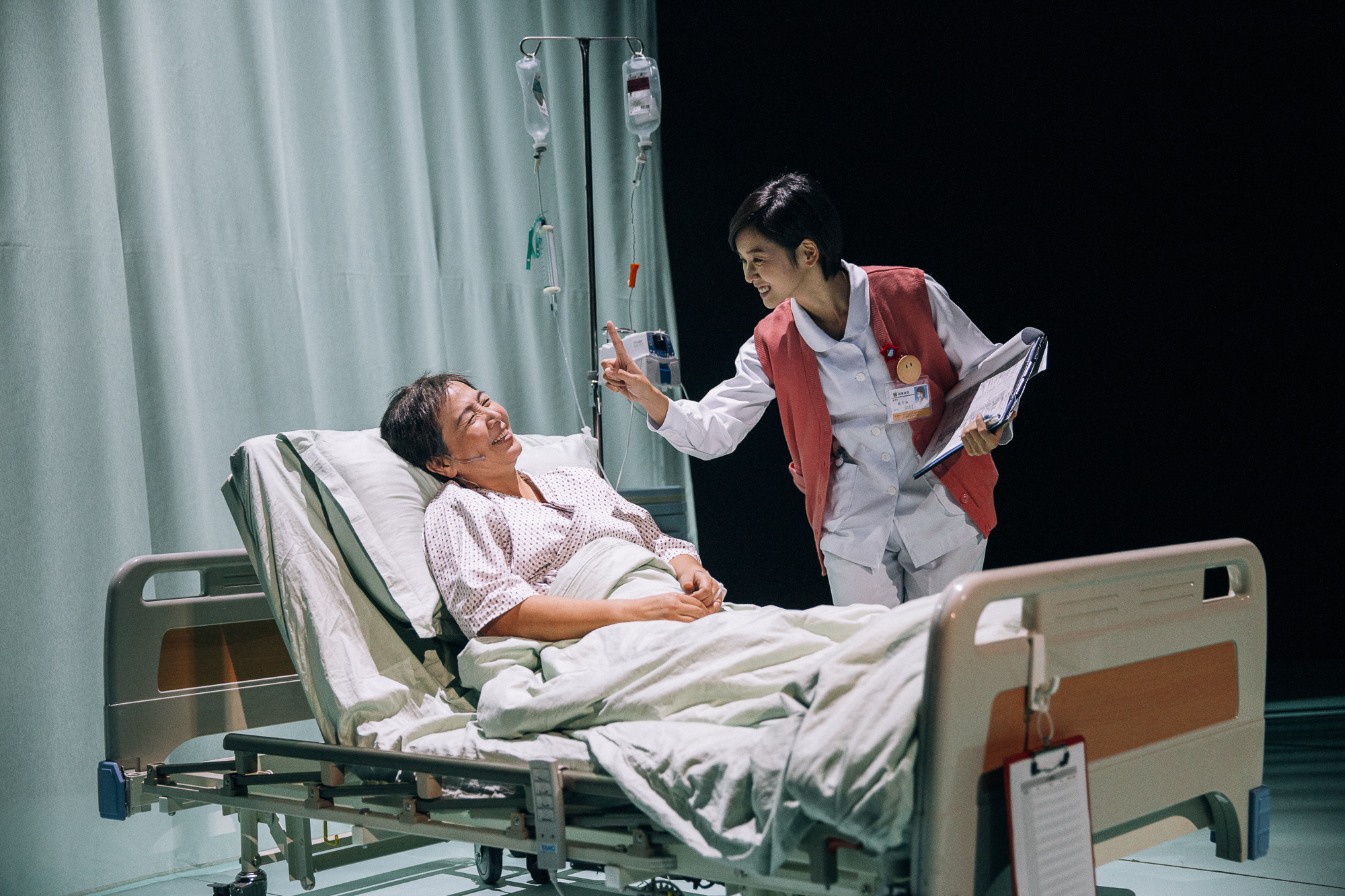 左起演員王琄、張靜之。(圖/綠光劇團提供,2016年劇照)