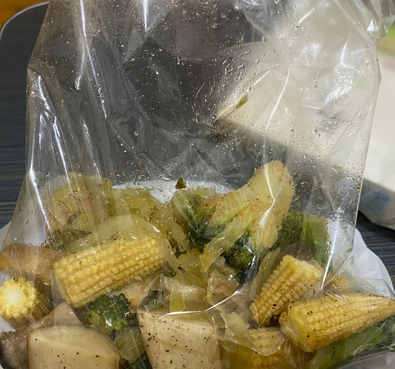 有網友在網路論壇po文,提到在夜市買了一袋小菜要價120元,讓她無奈直呼「窮人不配逛夜市」。(翻攝自Dcard)