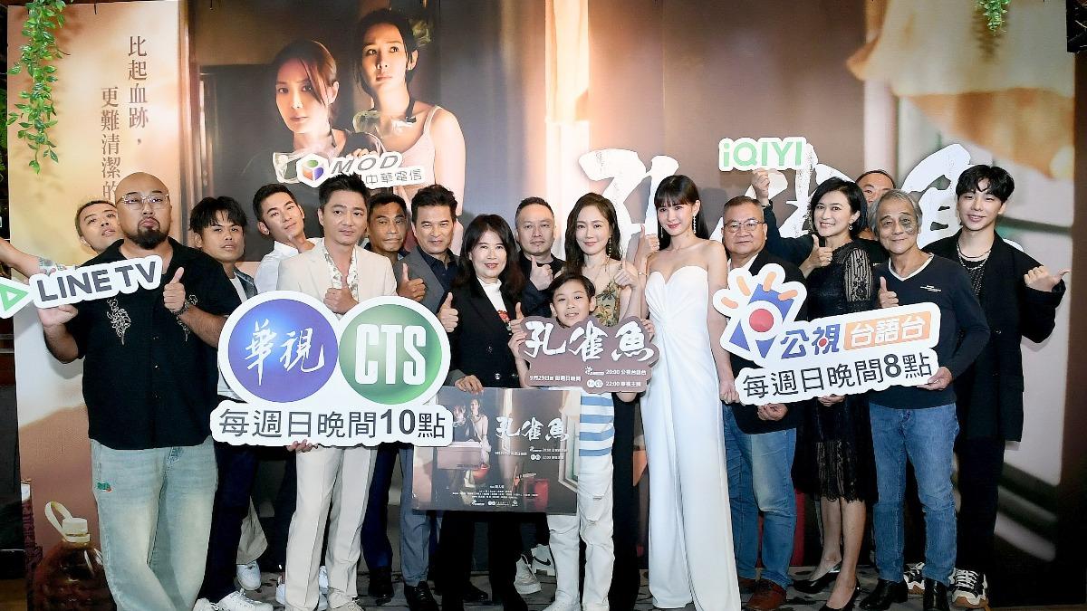 尹馨(右七)與導演錢人豪(右八)同台。(圖/華視提供)